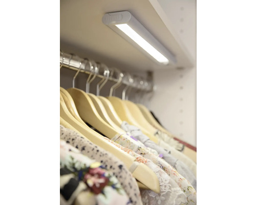 Kleiderschrank mit LED-Leuchte und Kleiderbügeln
