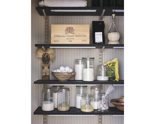 Regale mit Vorratsbehältern und Lebensmitteln in einer Speisekammer