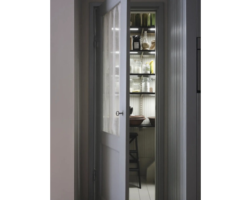 Offene Vorratsschranktür mit Regalen, Glasbehältern und Beleuchtung