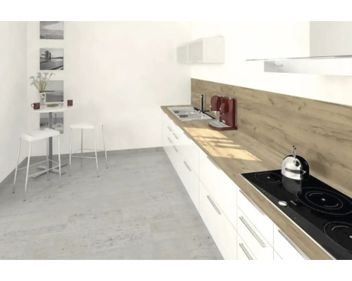 Helle Küche mit Küchenzeile, Kochfeld, Spüle, Dunstabzugshaube, Tisch und Barhockern.