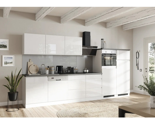 Helle Küche mit weißen Hochglanzfronten, Dunstabzugshaube und Einbaubackofen.