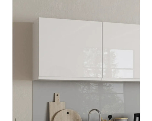 Hängeschränke in einer Küche mit Spüle und Schneidebrettern