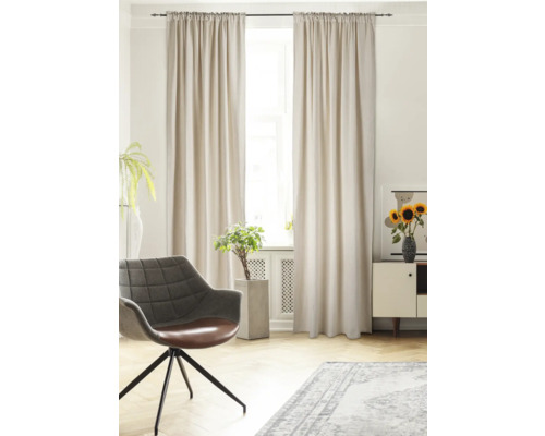 Helles Wohnzimmer mit Vorhängen, Sessel, Teppich und Dekoration