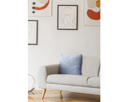 Dekoratives Wohnzimmer mit Sofa und Kissen