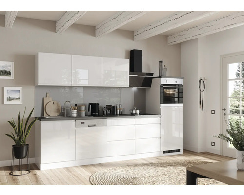 Helle Küche mit weißen Schränken, Dunstabzugshaube und Geräten in einem modernen Design.