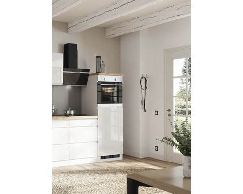 Helle Küche mit Einbaubackofen, Dunstabzugshaube und Holzbalkendecke.