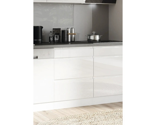 Küchenzeile mit Elektrogeräten und Kochutensilien auf der Arbeitsfläche.