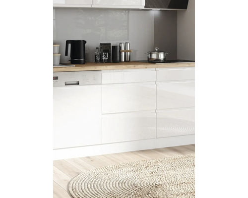 Küchenszene mit Elektrogeräten und Utensilien auf einer Arbeitsplatte