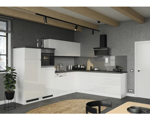 Helle Küche mit Einbaugeräten und Holzbalkendecke.