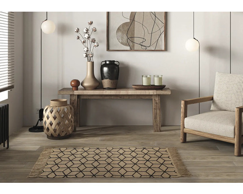 Wohnzimmer mit Teppich, Sessel, Tisch und Dekorationen.