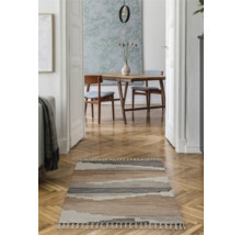 Flur mit Teppich im Streifendesign auf Holzboden
