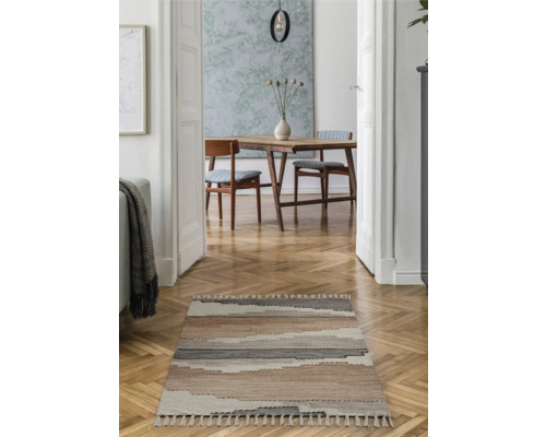 Flur mit Teppich im Streifendesign auf Holzboden