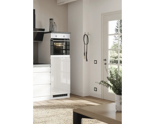 Helle Küche mit Backofen, weißen Schränken und Holzboden.