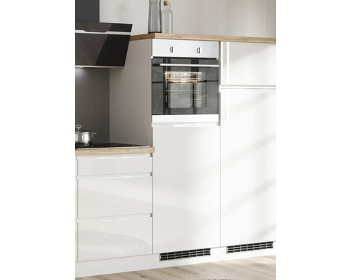 Küchenszene mit Einbaubackofen und Dunstabzugshaube