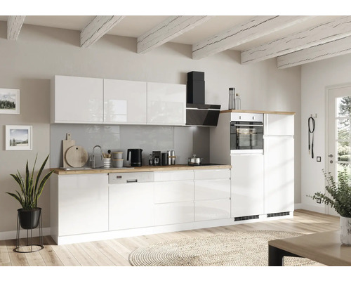 Moderne Küche mit weißen Schränken, Dunstabzugshaube und Holzdetails