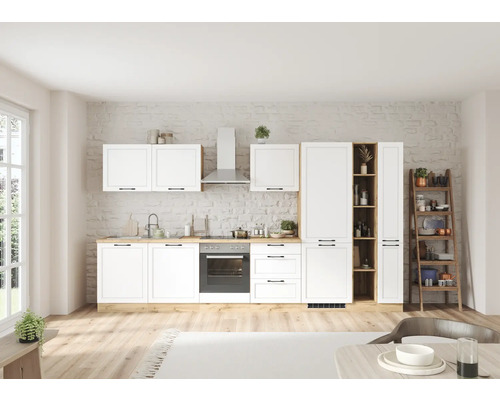 Helle Küche mit weißen Schränken, Dunstabzugshaube und Holzregal