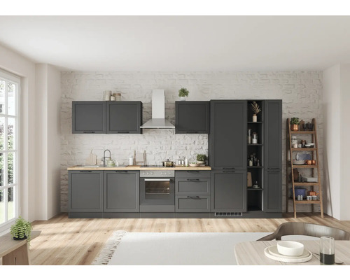 Graue Einbauküche mit Holzarbeitsplatte vor einer weißen Ziegelwand