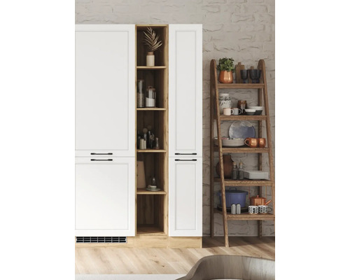 Küchenschrank mit Regalen und Leiterregal zur Aufbewahrung von Geschirr