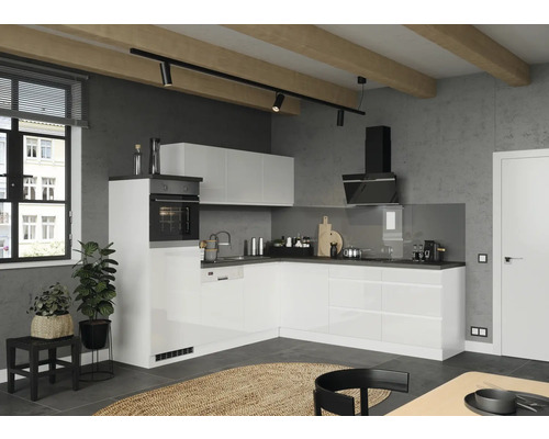 Helle Küche mit Einbaugeräten und moderner Beleuchtung