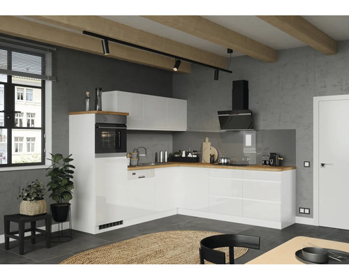 Moderne Küche mit weißen Schränken, Holzarbeitsplatte und schwarzen Akzenten.