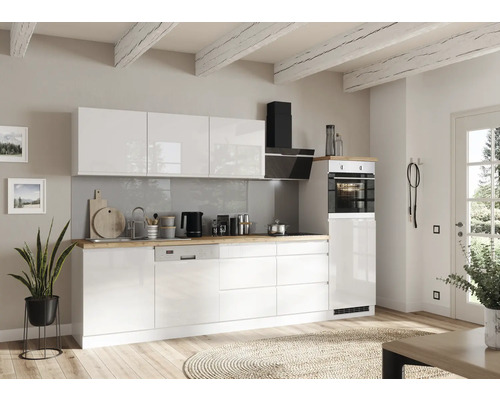 Moderne Küche mit weißen Schränken, Spüle, Elektrogeräten und Holzbalkendecke.