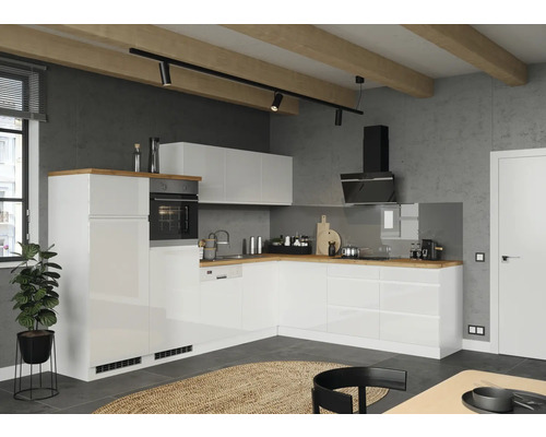 Helle Küche mit modernen Geräten und Holzakzenten