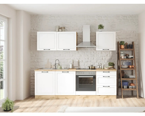 Helle Küche mit weißen Schränken, Dunstabzugshaube und Dekorationselementen für ein modernes Ambiente.