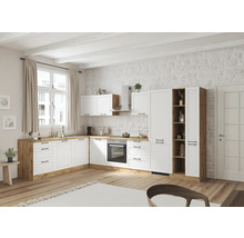 Helle Küche mit weißen Schränken und Holzelementen