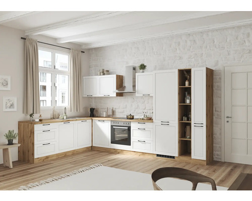 Helle Küche mit weißen Schränken und Holzelementen