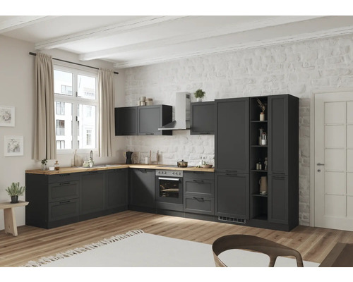 Moderne Küche mit grauen Schränken, Holzarbeitsplatten und weißen Wänden.