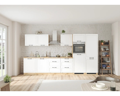 Helle Küche mit weißen Schränken, Arbeitsplatte und Regalen