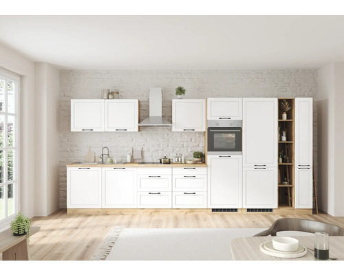 Helle Küche mit weißen Schränken, Spüle und Backofen vor einer Ziegelwand