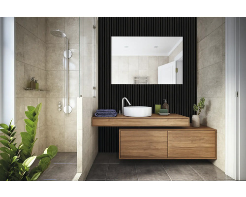 Helles Badezimmer mit Dusche, Waschtisch mit Spiegel und Holzelementen