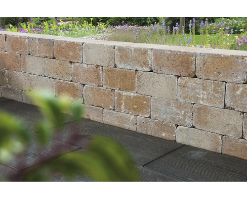 Mauer aus Mauersteinen im Garten