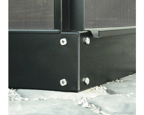 Detailansicht einer Gewächshauskonstruktion aus Metall mit Schrauben