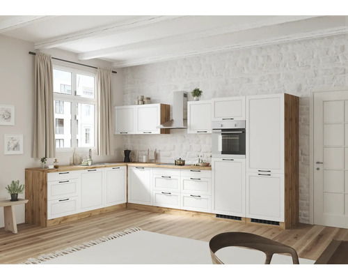 Komplette Küche mit weißen Fronten und hölzernen Arbeitsplatten in einem hellen Raum