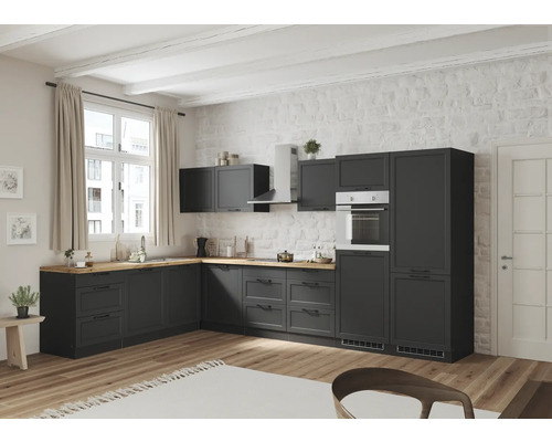 Moderne Küche mit Küchenschränken und Geräten in einem hellen Raum