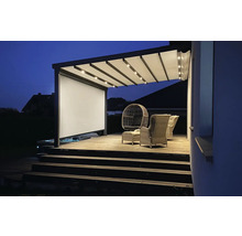 Terrasse mit Pergola, Sitzmöbeln und Beleuchtung am Abend