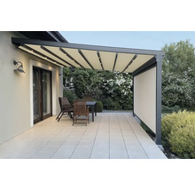 Terrasse mit Pergola, Terrassenmöbeln und Seitenelement