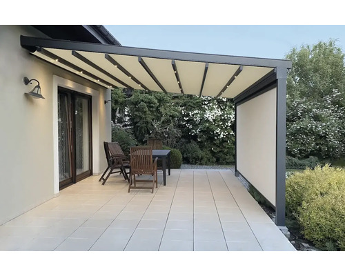 Terrasse mit Pergola, Terrassenmöbeln und Seitenelement