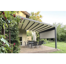 Terrassenüberdachung mit Sitzgruppe auf gepflasterter Terrasse