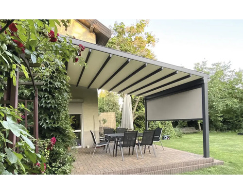 Terrassenüberdachung mit Sitzgruppe auf gepflasterter Terrasse