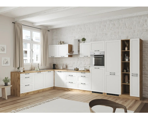 Helle Küche mit weißen Schränken und Holzarbeitsplatten für ein modernes Küchendesign.