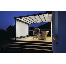Beleuchtete Terrassenüberdachung mit Beschattung, Outdoor Möbeln und Holzterrasse am Abend