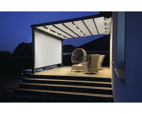 Beleuchtete Terrassenüberdachung mit Beschattung, Outdoor Möbeln und Holzterrasse am Abend