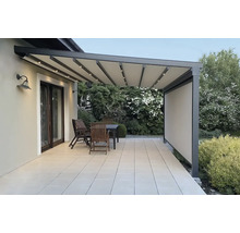 Terrasse mit Lamellenüberdachung, Tisch und Stühlen