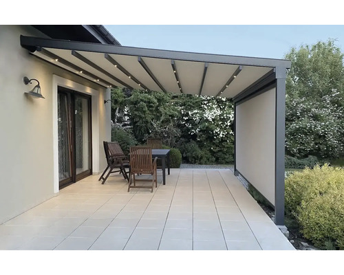 Terrasse mit Lamellenüberdachung, Tisch und Stühlen