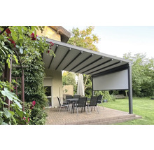 Terrasse mit Pergola, Tisch und Stühlen im Garten