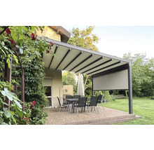 Terrassenüberdachung mit Stoffdach, Tisch und Stühlen auf Terrasse