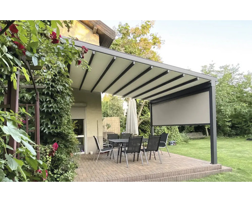 Terrassenüberdachung mit Stoffdach, Tisch und Stühlen auf Terrasse